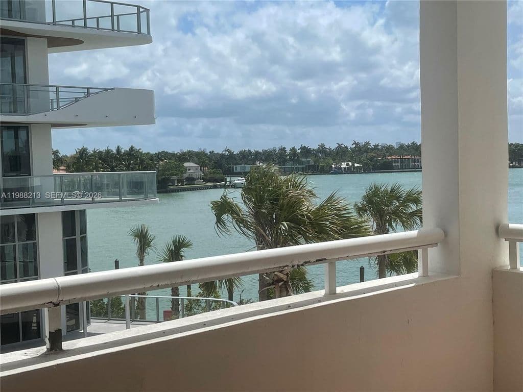1-bedroom Condo — 6820 Indian Creek Dr #3B