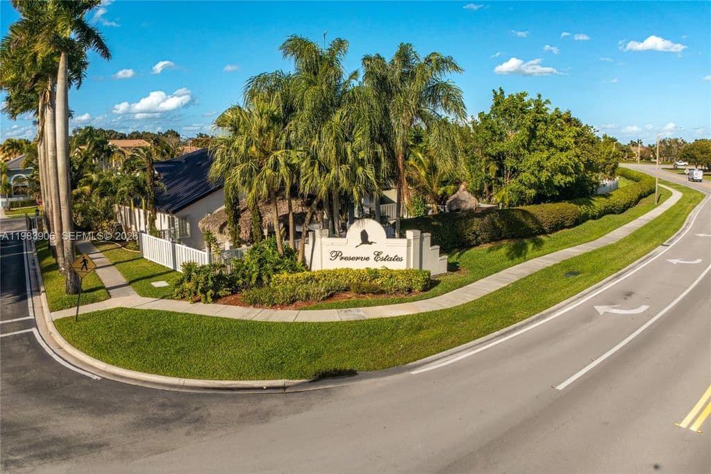 4+1 Müstakil ev — 930 NW 197th Ave