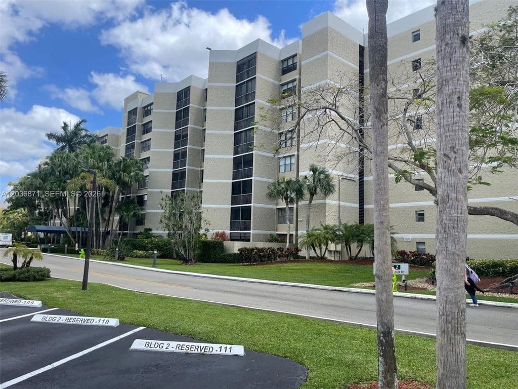 2+1 Condo — 16300 Golf Club Rd APT 508
