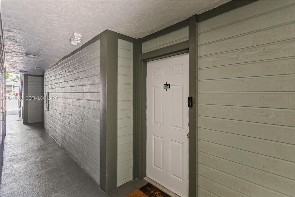 2+1 Condo — 20760 NE 4th Ct APT 102
