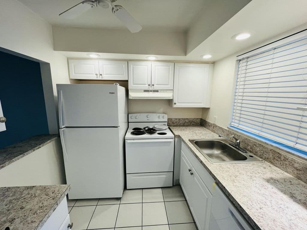 2+1 Condo — 9911 Sandalfoot Boulevard #112