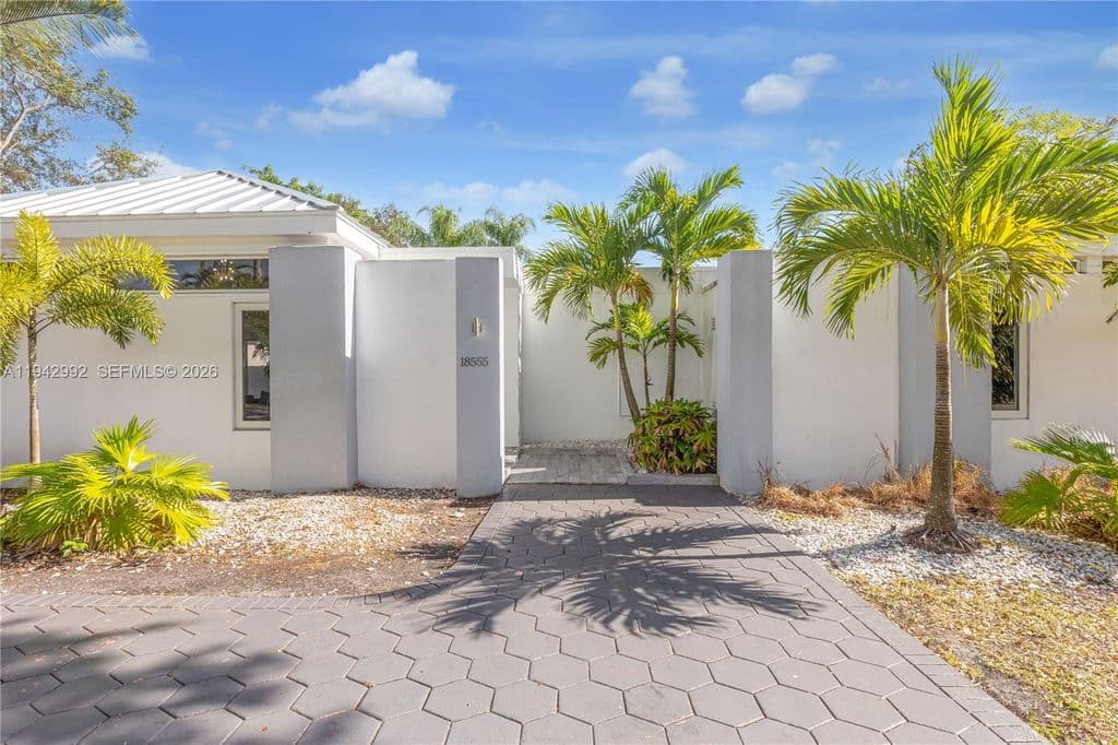 5-bedroom Single-Family Home — 18555 SW 83rd Pl
