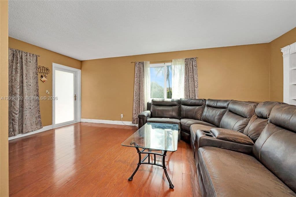 3+1 Müstakil ev — 220 SW 65th Ave