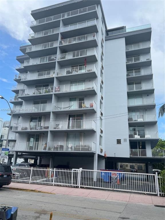 1-bedroom Condo — 1255 Collins Ave APT 705