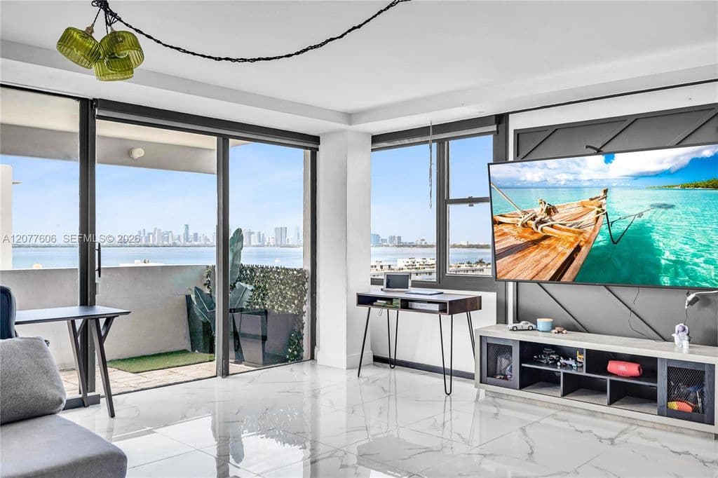 2+1 Condo — 7545 E Treasure Dr APT 9A