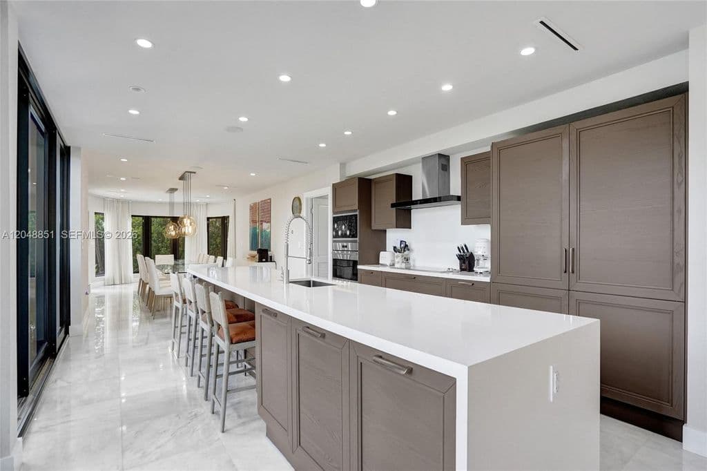 6-bedroom Single-Family Home — 113 Holiday Dr
