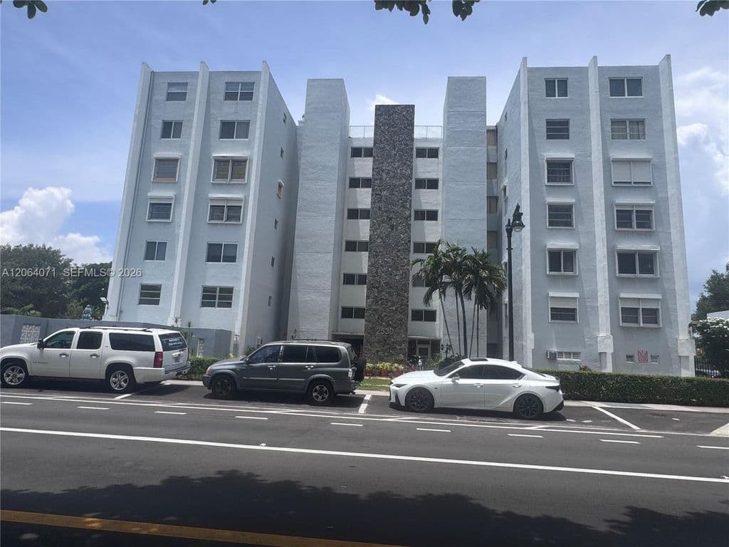 2+1 Condo — 2530 SW 3rd Ave APT 306