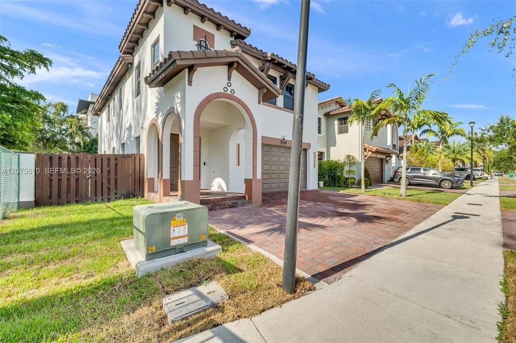 5+1 Müstakil ev — 10204 NW 86th St
