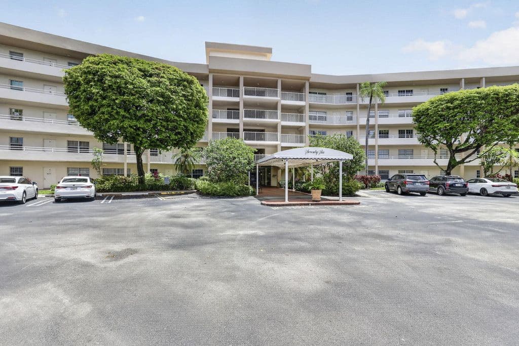 3-bedroom Condo — 3900 Oaks Clubhouse Drive #410