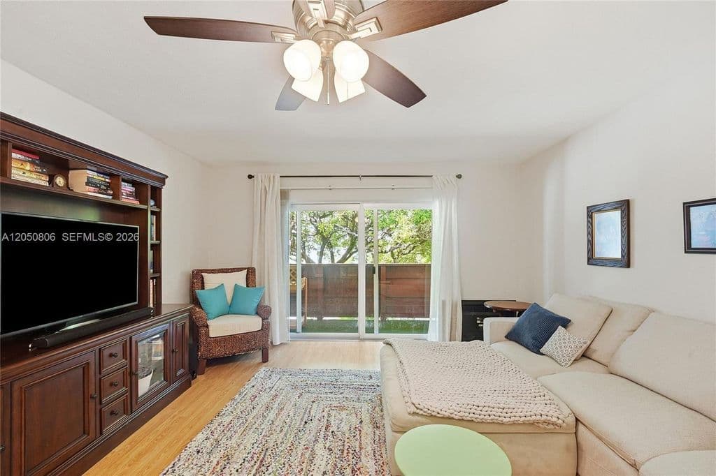 1+1 Condo — 1205 Mariposa Ave APT 403