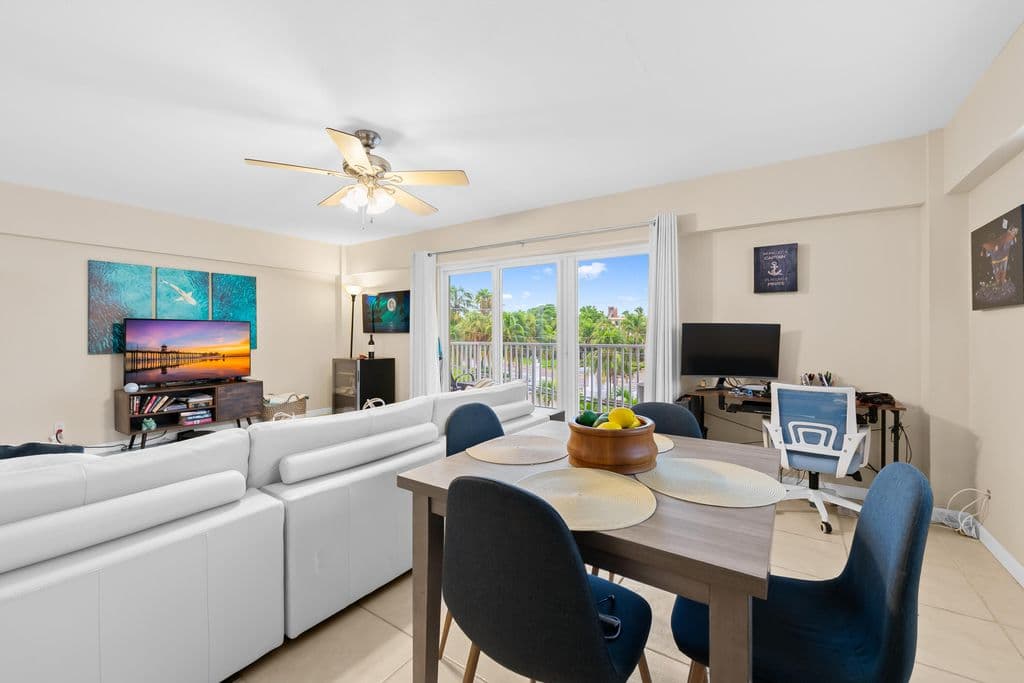 1-bedroom Condo — 95 N Birch Road #304