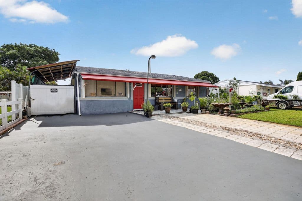 3-bedroom Single-Family Home — 1660 SW 48TH Avenue