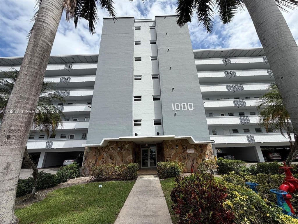 2-bedroom Condo — 1000 NE 14th Ave APT 210