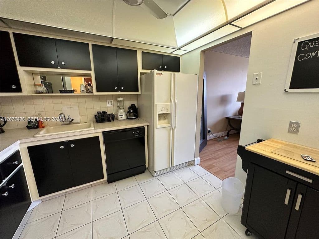 1+1 Condo — 2741 Taft St APT 212