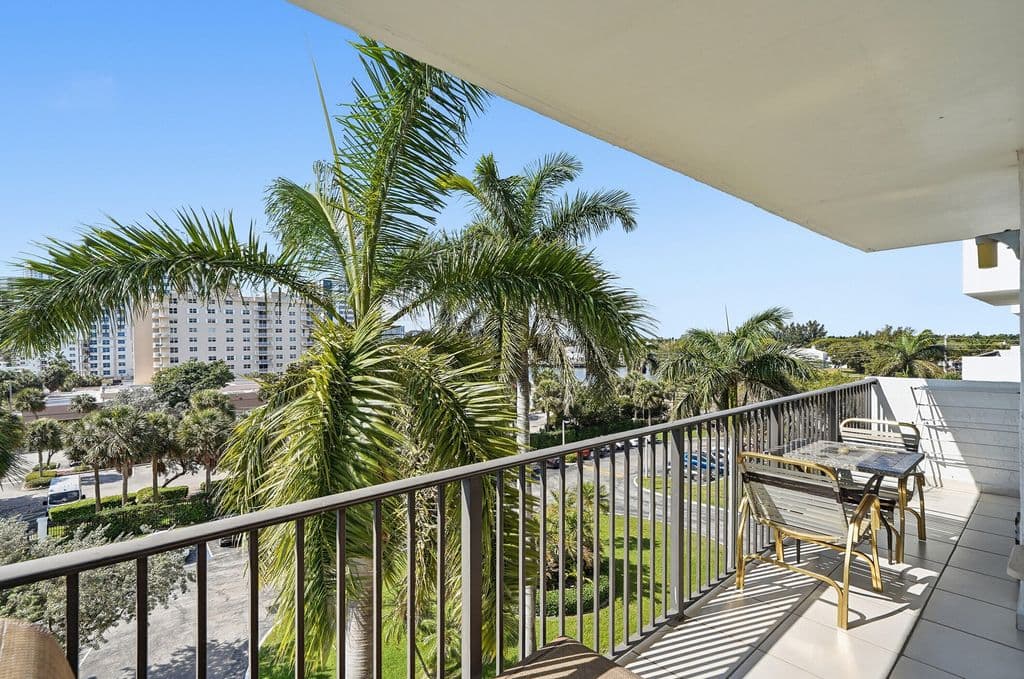 2+1 Condo — 1201 S Ocean Drive #506s