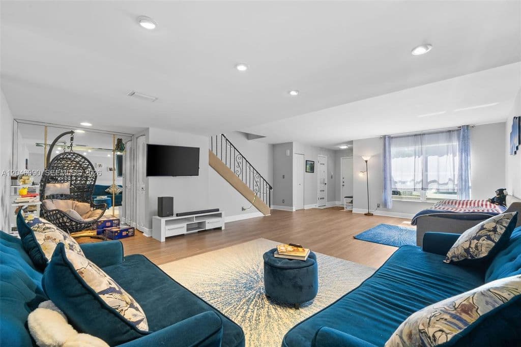2+1 Mülk — 801 NE 27th Ave