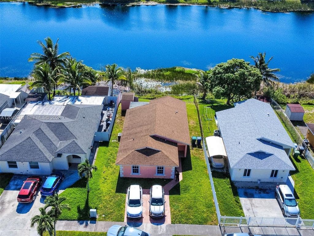 4+1 Müstakil ev — 19251 NW 33rd Ave