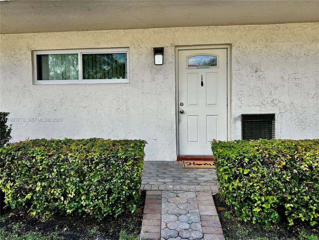 1-bedroom Condo — 411 S Hollybrook Dr APT 105