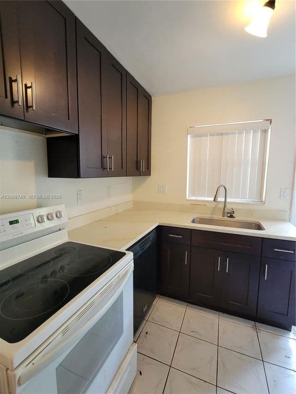 2-bedroom Condo — 1425 Arthur St APT 101A