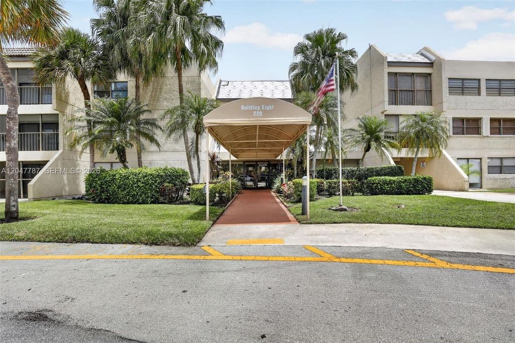 2-bedroom Condo — 220 Lakeview Dr APT 210
