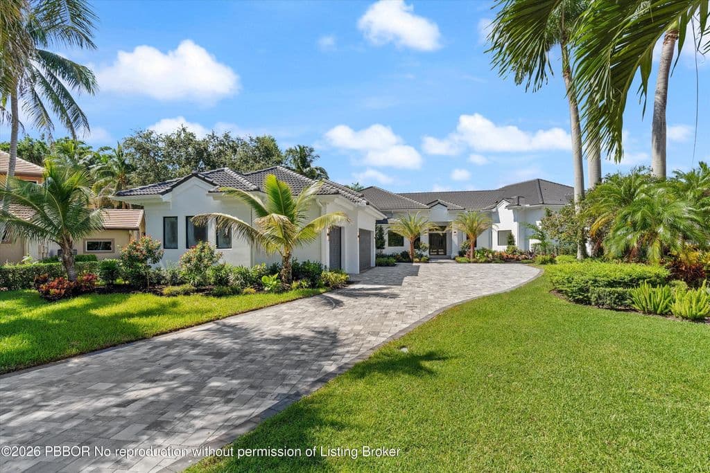 5-bedroom Single-Family Home — 2525 Seminole Cir