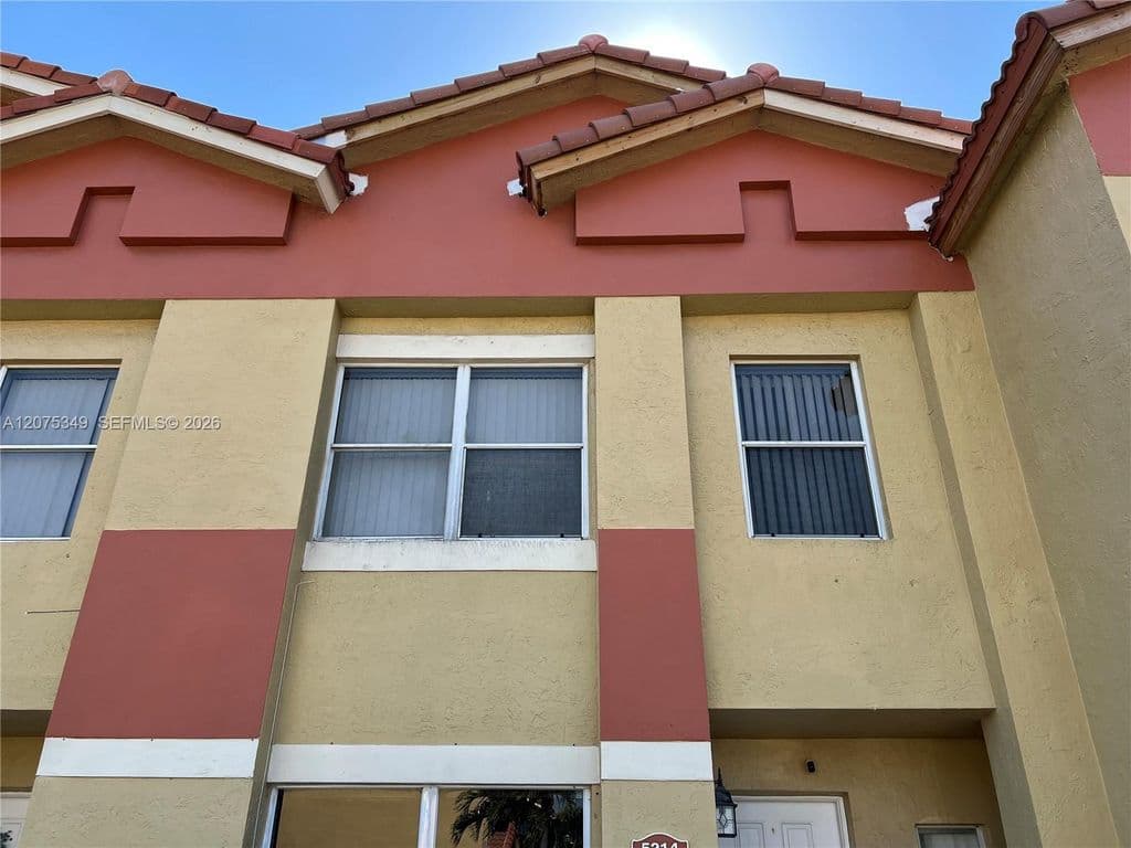 2+1 Mülk — 5214 NW 190th St