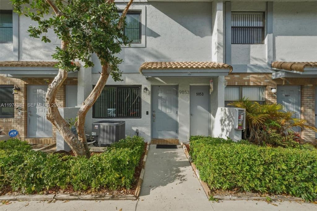 3-bedroom Property — 9853 Riverside Dr #8-24