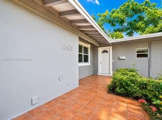 4+1 Müstakil ev — 15831 Palmetto Club Dr, Miami, 33157