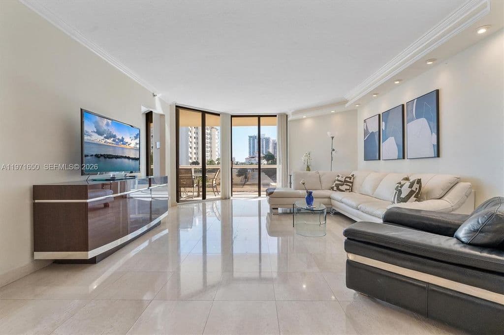 2-bedroom Condo — 20191 E Country Club Dr APT 510