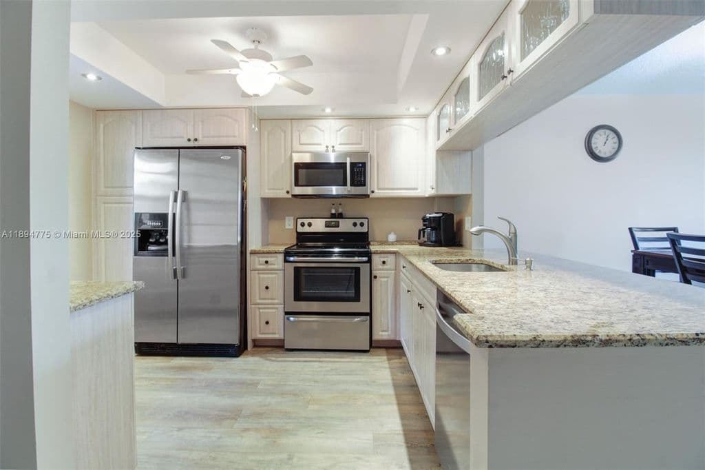 2+1 Condo — 605 Oaks Dr APT 305