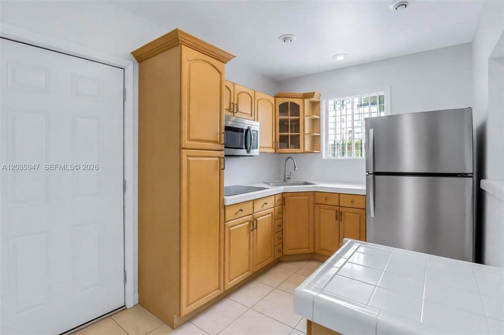 4+1 Müstakil ev — 2300 NW 9th St