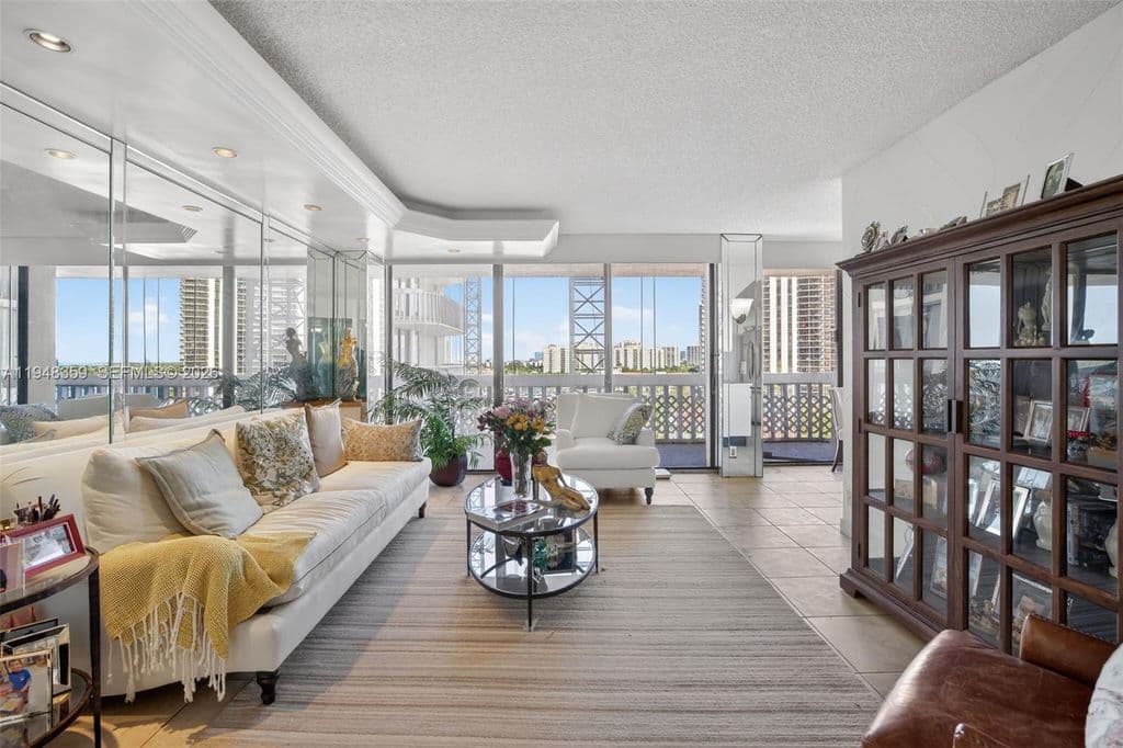2-bedroom Condo — 19355 Turnberry Way APT 8L