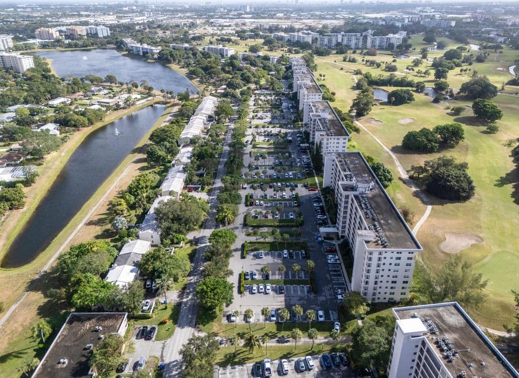 2-bedroom Condo — 3100 N Palm Aire Drive #208