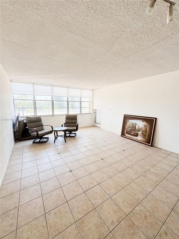 1-bedroom Condo — 2025 NE 164th St APT 206
