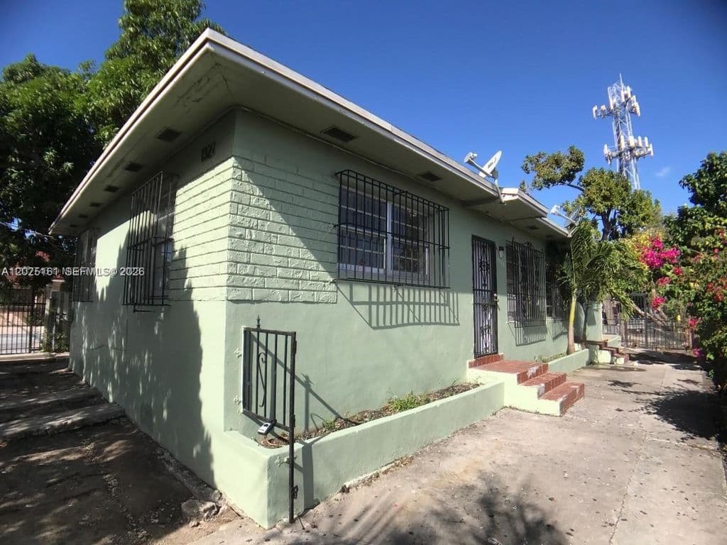 4+1 Mülk — 1321 NW 28th St
