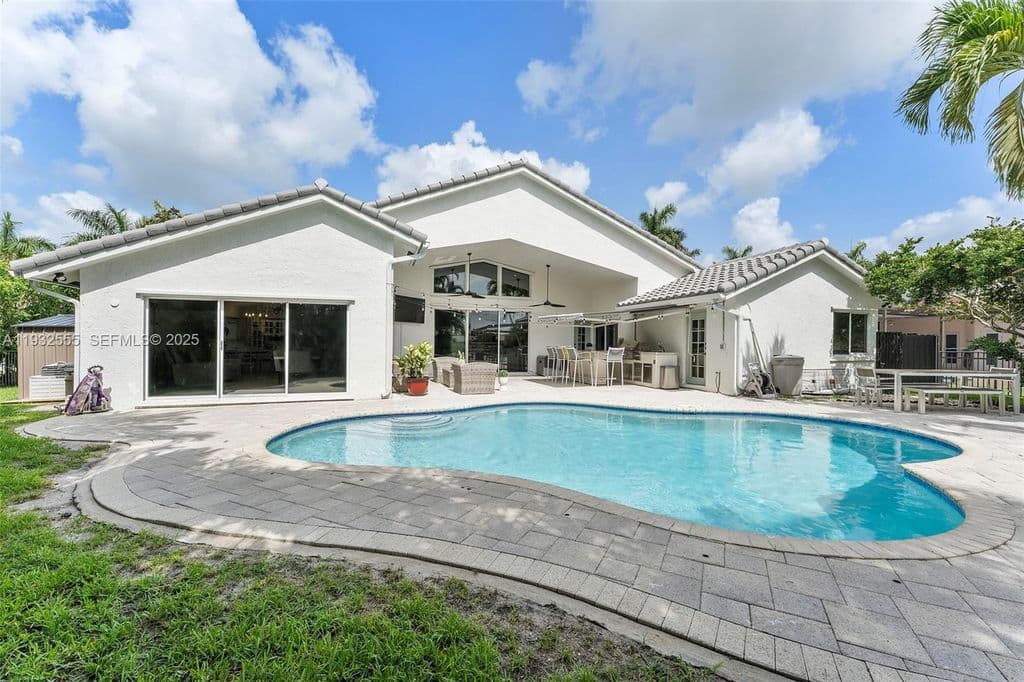 5+1 Müstakil ev — 550 NW 110th Ave