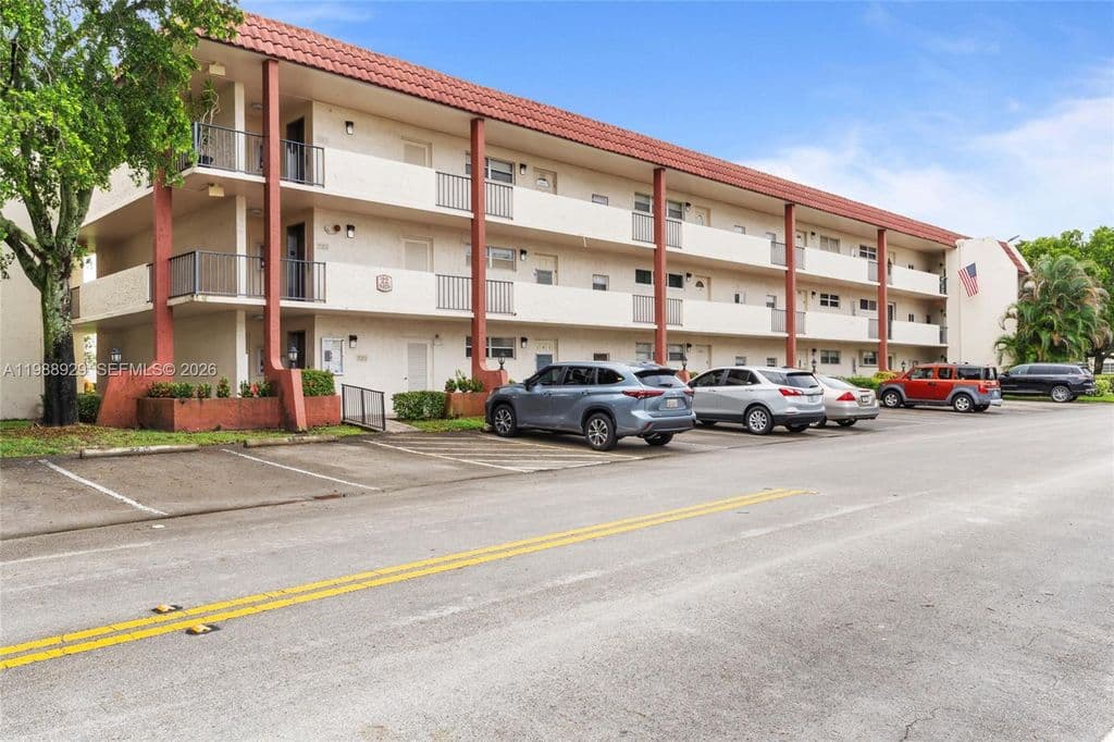 1+1 Condo — 9420 S Hollybrook Lake Dr APT 206