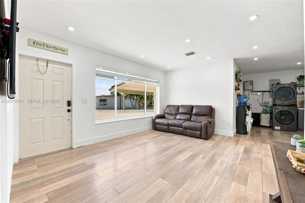 4+1 Müstakil ev — 681 W 55th Pl