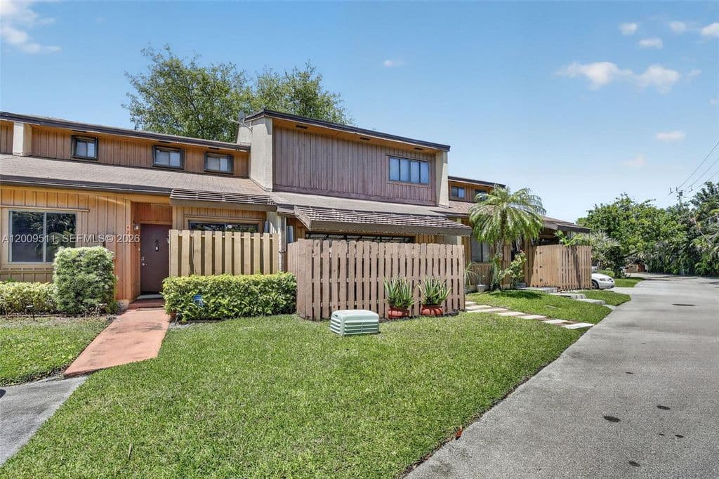 3+1 Mülk — 4283 S Pine Island Rd