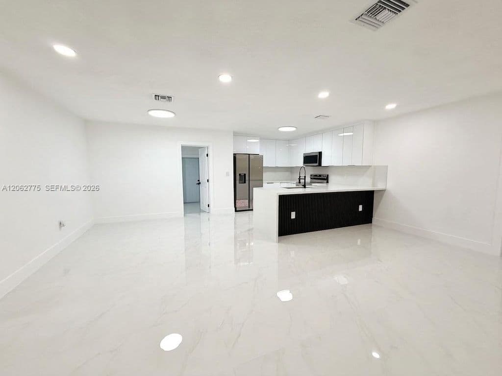5-bedroom Single-Family Home — 17800 NW 8th Ave