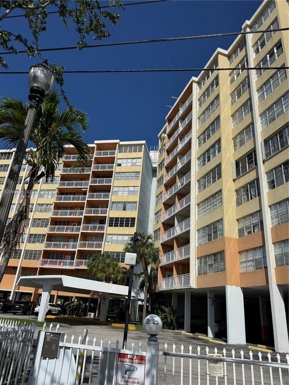 1-bedroom Condo — 2025 NE 164th St APT 707