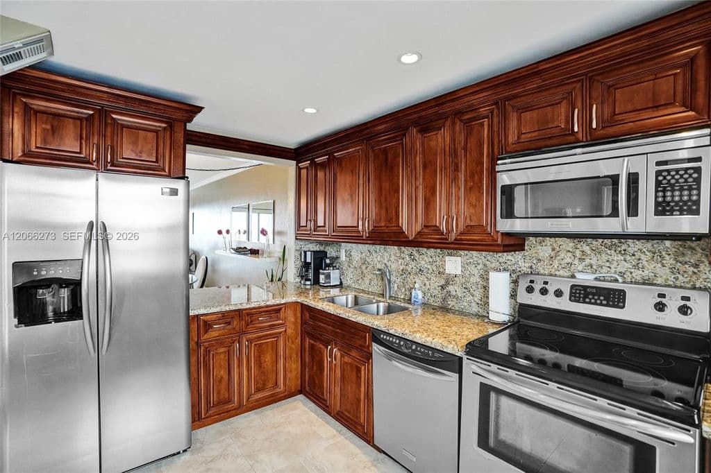 2-bedroom Condo — 1401 N Riverside Dr APT 1005