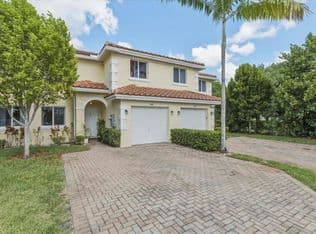 3-bedroom Townhouse — 1340 SW 53rd Avenue, North Lauderdale, 33068