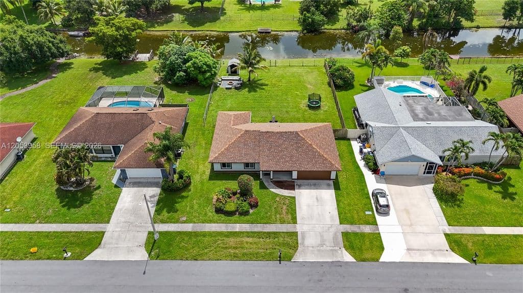 4+1 Müstakil ev — 139 Galiano St