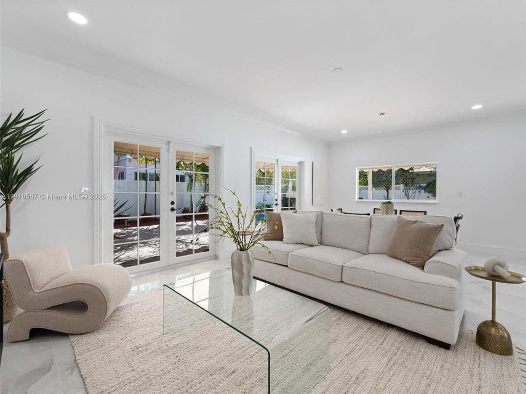 4+1 Müstakil ev — 2764 NE 35th St