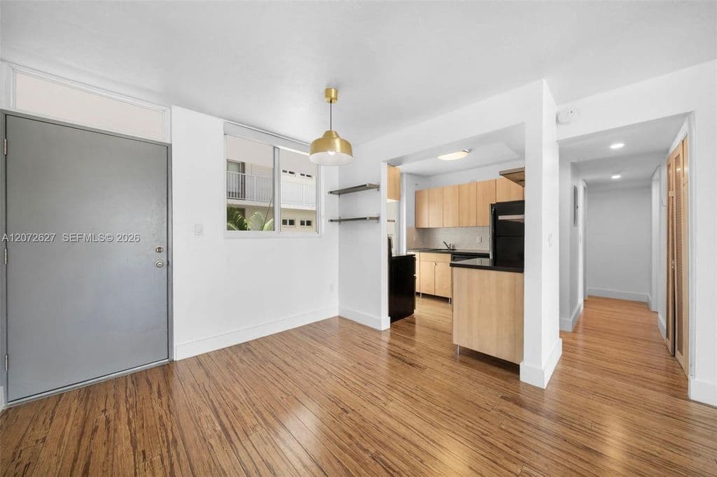 1+1 Condo — 1670 Bay Rd APT 4B