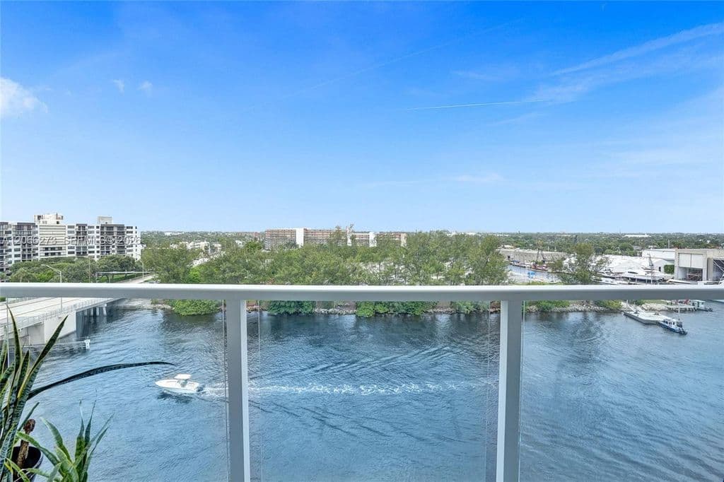 2-bedroom Condo — 1401 N Riverside Dr APT 1005