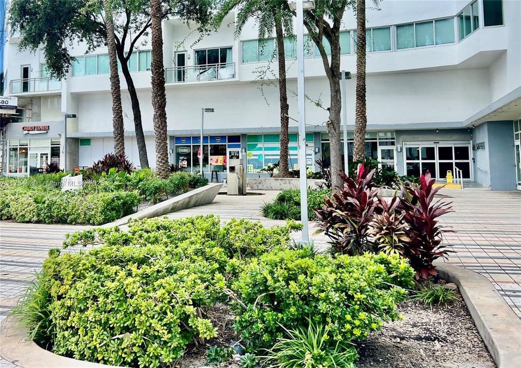 1+1 Condo — 7135 Collins Ave APT 621