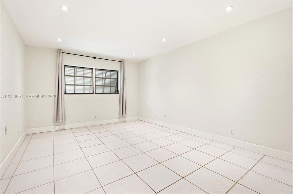 2+1 Condo — 1200 Mariposa Ave APT E104