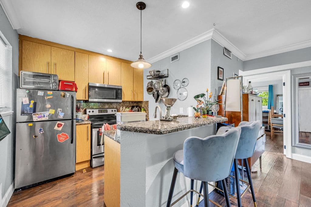 2+1 Condo — 811 NE 14th Place